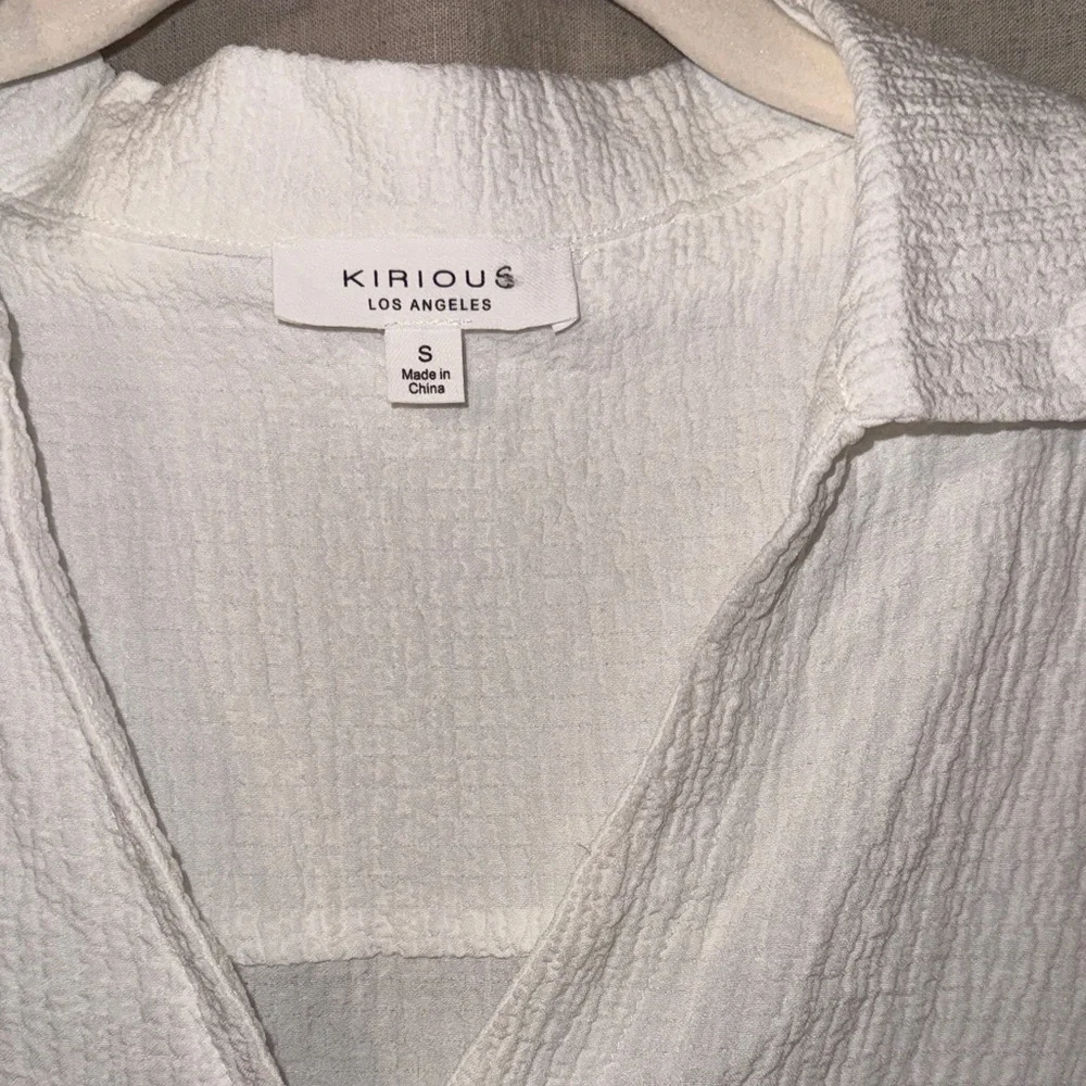 Women’s White Cropped Button-Front Shirt with Relaxed Collar - Picture 6 of 6